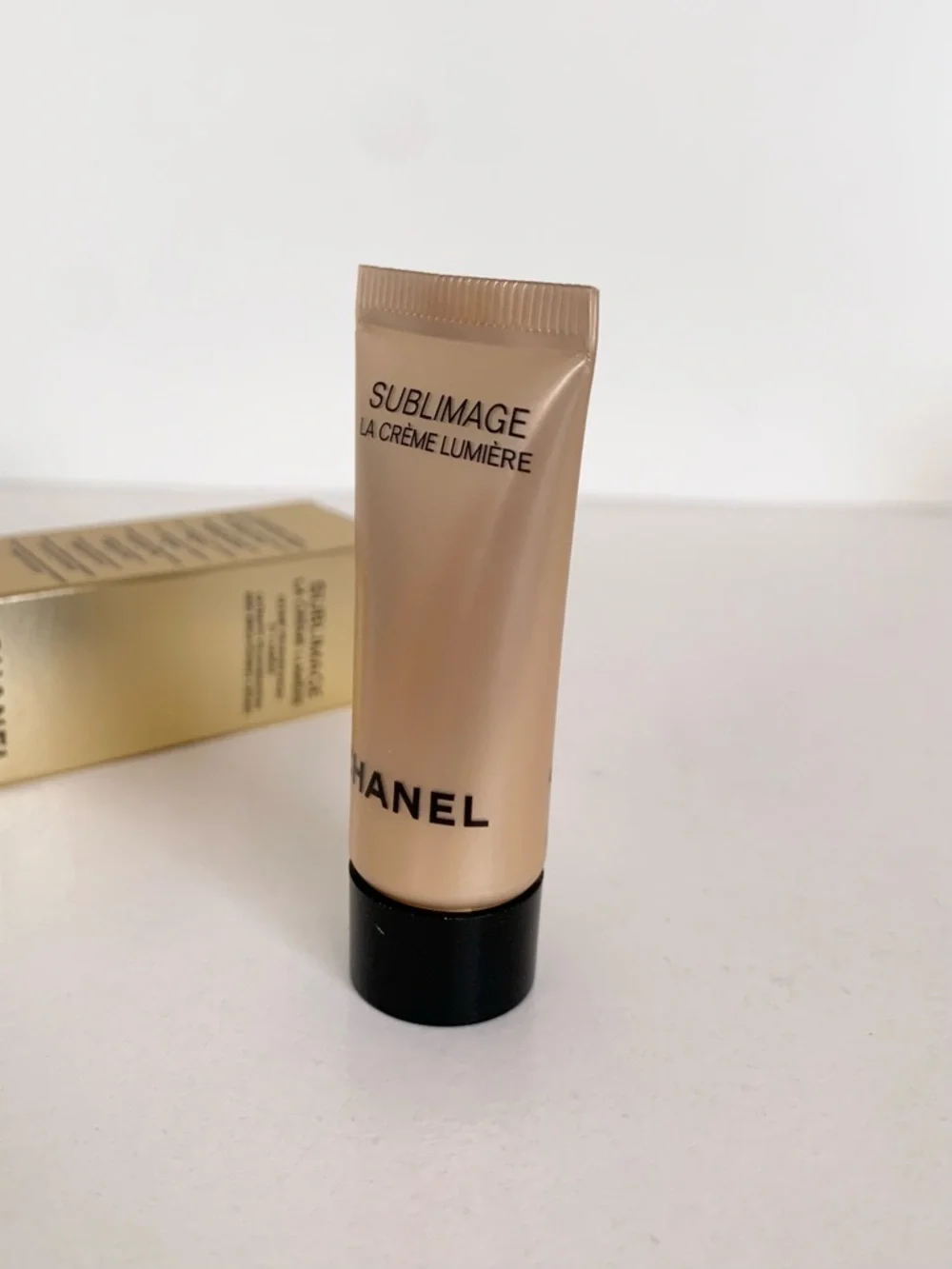 Hold CHANEL Sublimage La Crème Lumière - Picture 7 of 15